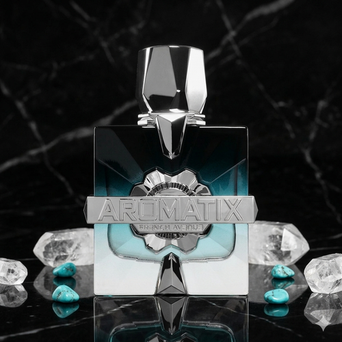 Frasco de perfume Aromatix Frostbite da Luxos do Oriente, com embalagem elegante e rótulo visível, sobre fundo neutro.